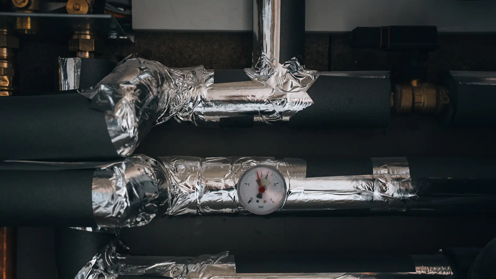 Insulated heating pipes with a pressure gauge